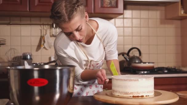 Um blogueiro culinário prepara um bolo em casa, a senhora prepara uma sobremesa doce — Vídeo de Stock