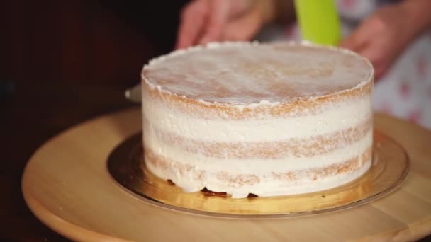 接近拍摄的沙子蛋糕从蛋糕, 厨师涂片奶油 — 图库视频影像