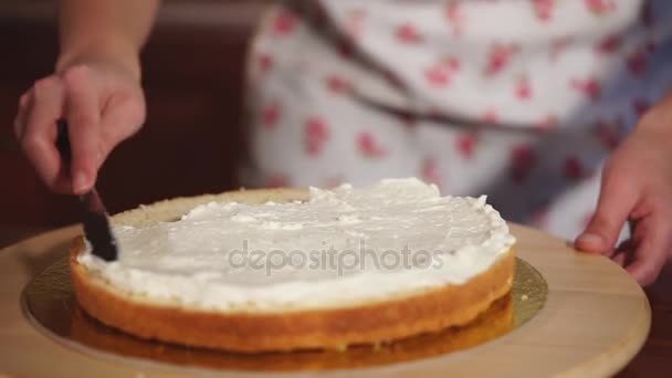 La mujer está preparando la primera capa de pastel — Vídeos de Stock