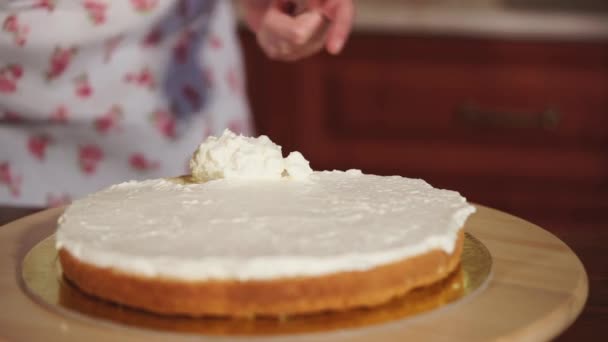 Primo piano colpo della mano chef, che mette la crema alla vaniglia sulle torte — Video Stock