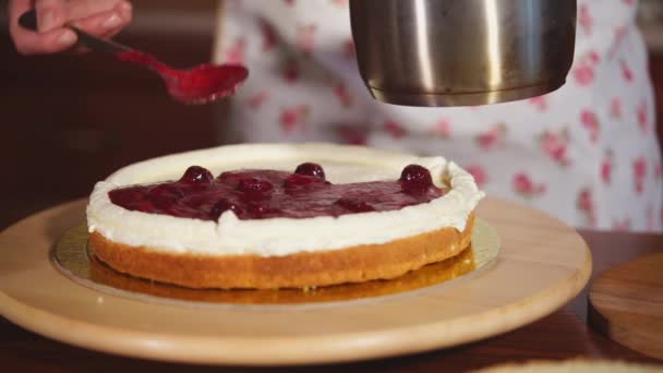 Köchinnen Hände, wer legt die süße Füllung auf den Kuchen, die Frau legt die Früchte — Stockvideo