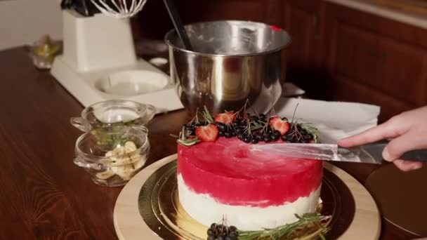 Cocinero está cortando pastel hermoso — Vídeos de Stock