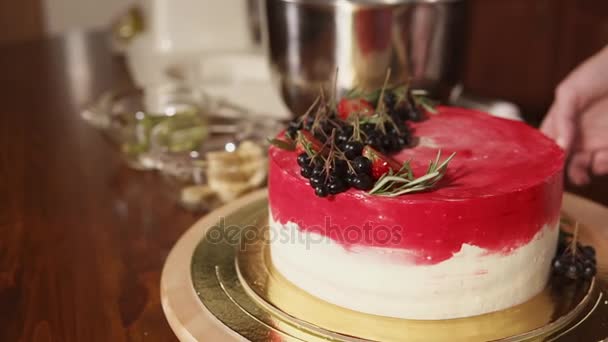 Cake with berries, which the chef twists and demonstrates on a wooden tray — Stock Video