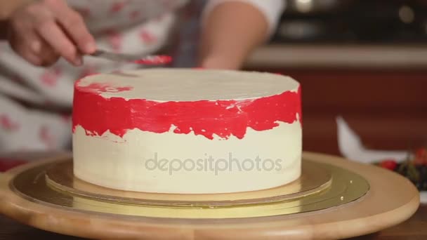 Primer plano de la torta que se encuentra en la bandeja el cocinero decora el postre — Vídeo de stock