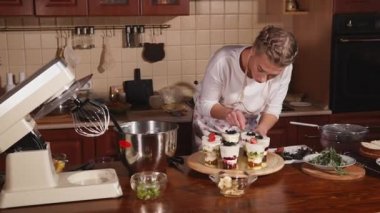 Genç kadın dikkatle tatlılar dekorasyon