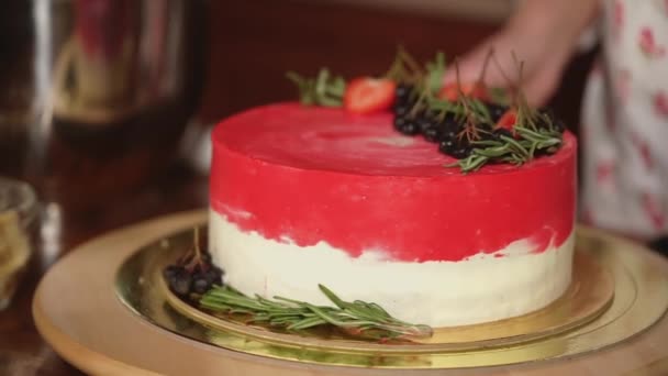 Chef presenta la sua torta decorata — Video Stock