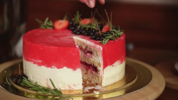 Bolo lindamente decorado na cozinha — Vídeo de Stock