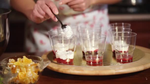 Postre casero hecho en casa por una mujer — Vídeos de Stock