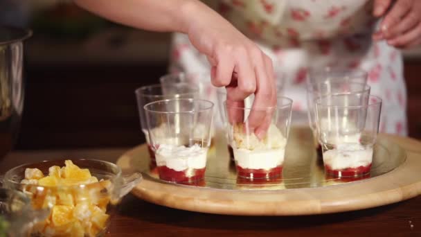 Dulces postres en tazas en casa — Vídeo de stock