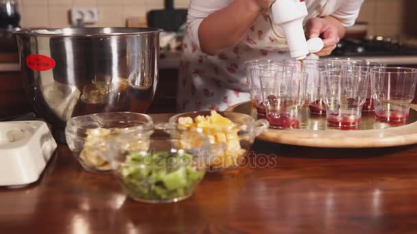 Frau zeigt, wie man Dessert zubereitet — Stockvideo