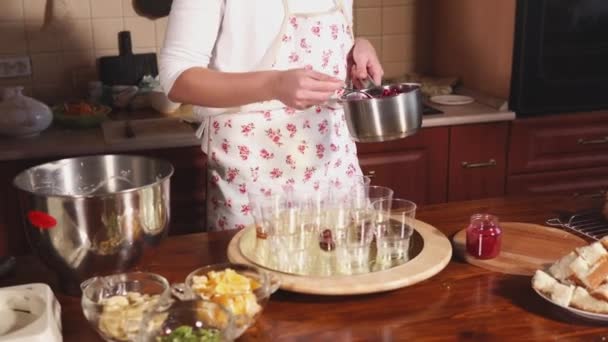 Primo piano colpo della mano chef, che prepara un dessert fruttato in bicchieri — Video Stock