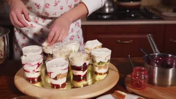Hemmafru gör söt och enkel dessert — Stockvideo