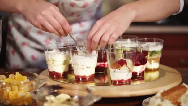 Жінка робить десерт з багатьма шарами — стокове відео