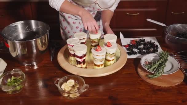 Decoração de copos acabados com frutas — Vídeo de Stock