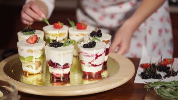 Postres dulces que fueron cocinados por el cocinero, las tazas están decoradas con frutas — Vídeo de stock