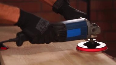 sonra bir tablo haline bir ahşap tahta ile çalışan erkekler ellerini