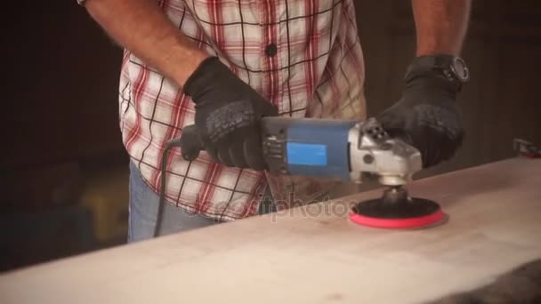 Primer plano de las manos de un hombre, que trabaja en un taller de carpintería con un taladro — Vídeo de stock