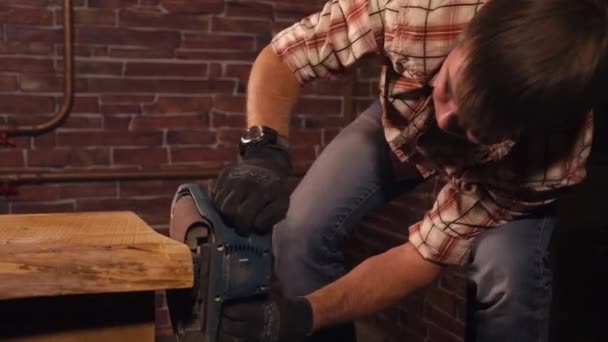 工人谁使木桌表面光滑举行手磨床 — 图库视频影像