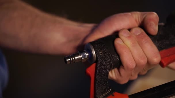 Крупным планом снимок руки человека, который соединяет шнур с электроинструментом — стоковое видео