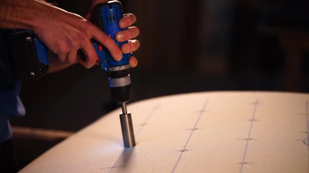 Close-up shot van een werknemers handen, die maakt gaten in synthetisch materiaal — Stockvideo