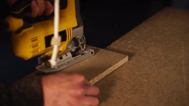 Primer plano de las manos de un hombre, que trabaja en un taller de carpintería con herramientas — Vídeos de Stock