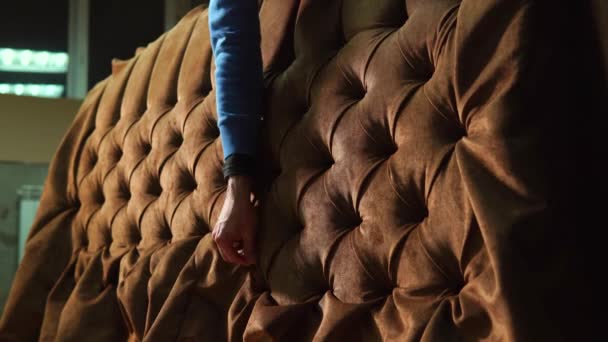 Primer plano de un mans manos, que crea un sofá suave en una fábrica de muebles — Vídeos de Stock