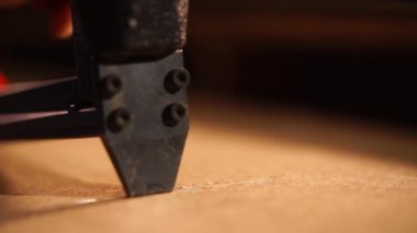 Aracı'nın atış kesim sunta, adam bu iş için kullandığını kapatın