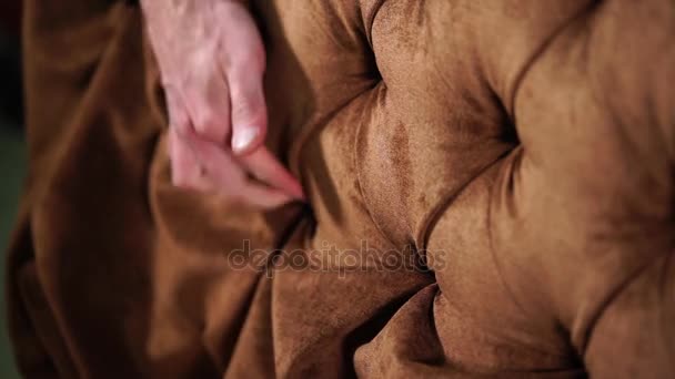 Крупним планом знімок руки чоловіка, який перевіряє якість зібраних меблів — стокове відео