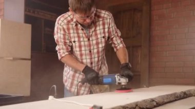 Bileme Makinası ile odun parçası üzerinde çalışıyor