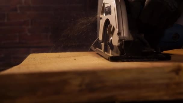 Человек работает с пилой в студии — стоковое видео