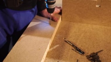 Elektrikli matkap kullanan çalışma adam