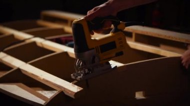 Marangoz bir mobilya parçası çalışır