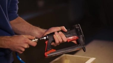 Adam hava tüp bir zımba tabanca ile bağlanır.