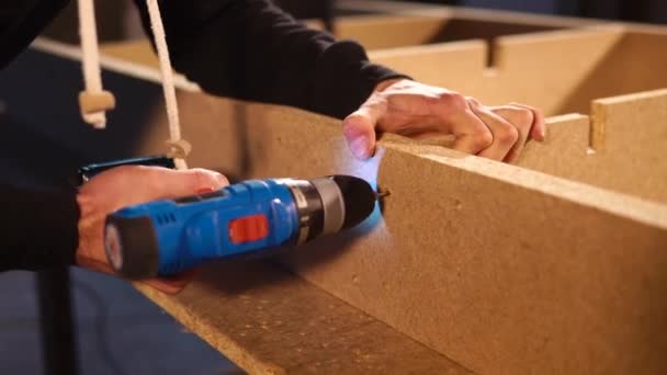 Worker drills wood in a studio — Stock Video