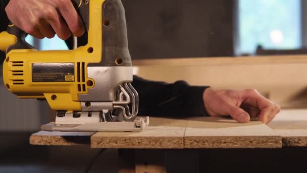 Pratique homme sciage planche de bois — Video