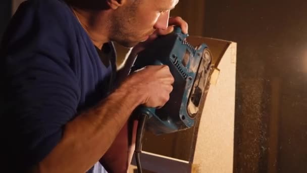 Sanding wood bars in a construction — Stock Video