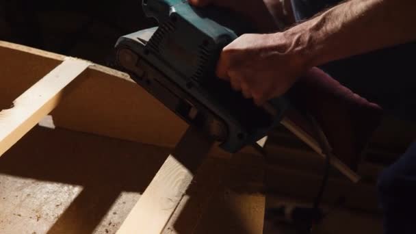 Carpinteiro usa máquina especial em uma oficina — Vídeo de Stock