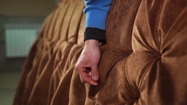 Muži, kteří pracují s textilní na gauči — Stock video