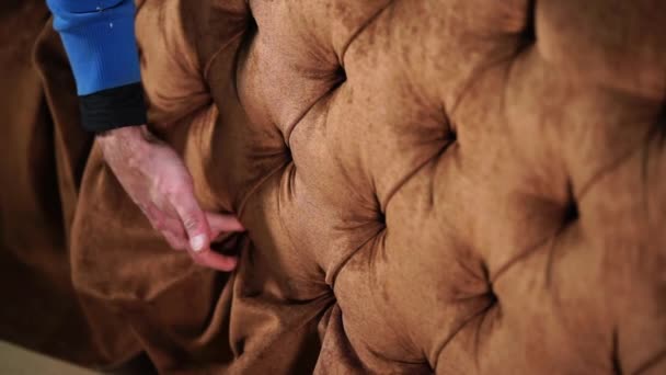 Adam bir kanepe için bir tasarım yapar — Stok video