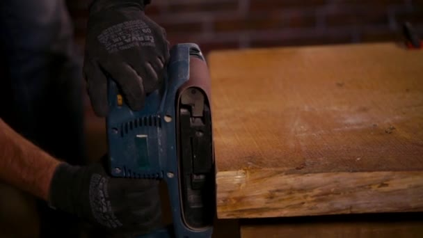 Carpetnter trabalha com bordas de mesa de madeira — Vídeo de Stock