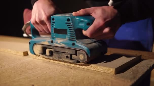 Uso de una máquina de lijado de madera azul — Vídeos de Stock