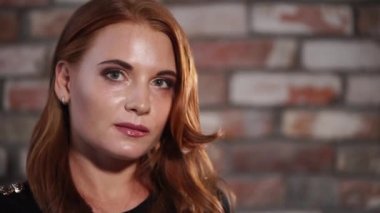 Bir stüdyoda güzel kadın pozlar