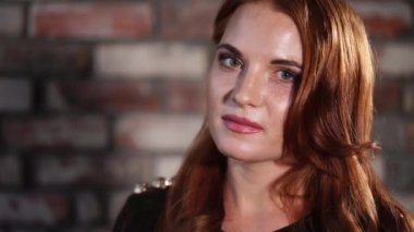 bir tatlı ve boyalı dudakları ve gözleri ile gülümseyen kadın portresi