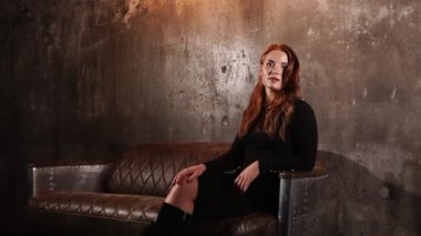 tatlı bayan zarif düzgün bir şık duvar arka koltukta oturur.