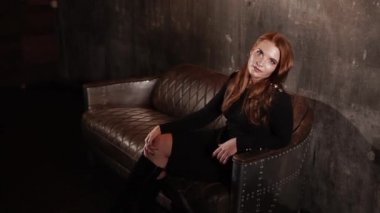 Klasik model bir kanepede poz