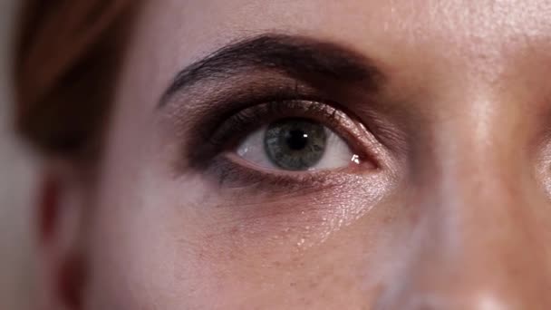 Primer plano del ojo gris-azul de la mujer adulta que parpadea y cierra los ojos — Vídeos de Stock