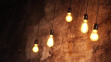Yukarıdan sarkan parlak Edison ampul bir yakın çekim