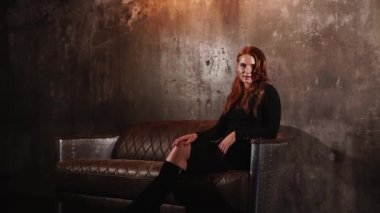 Güzel model Studio kanepeye poz.