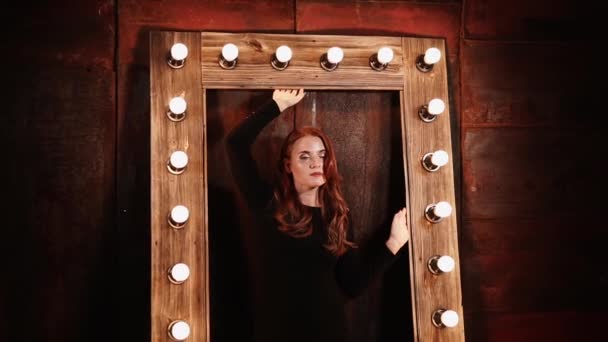 Kızıl saçlı güzellik bir yeraltı duvar arka planı poz — Stok video