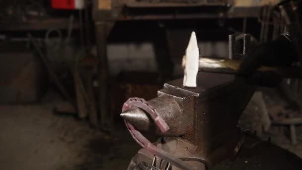 Red hot metal on an anvil — Stock Video